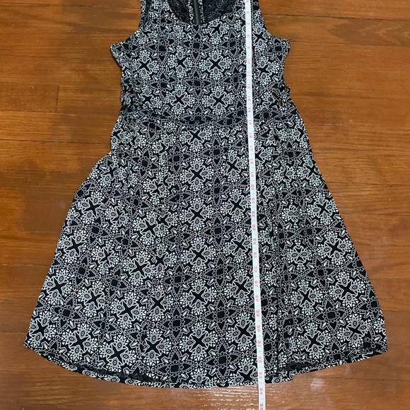 H&M Divided Cut Out Detail Geometric Print Dress - Picture 11 of 12